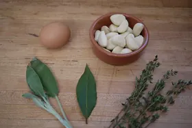Česneková s bramborem, sýrem a krutony